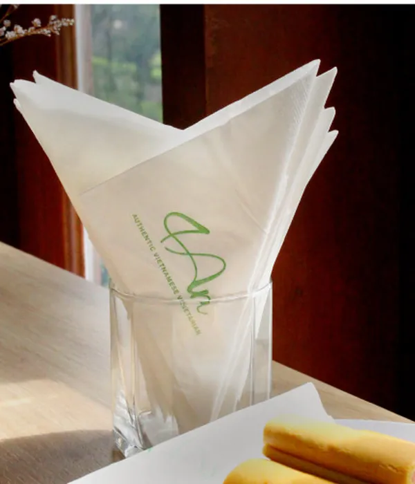 Khăn giấy lụa gấp trong ly ở quán cafe