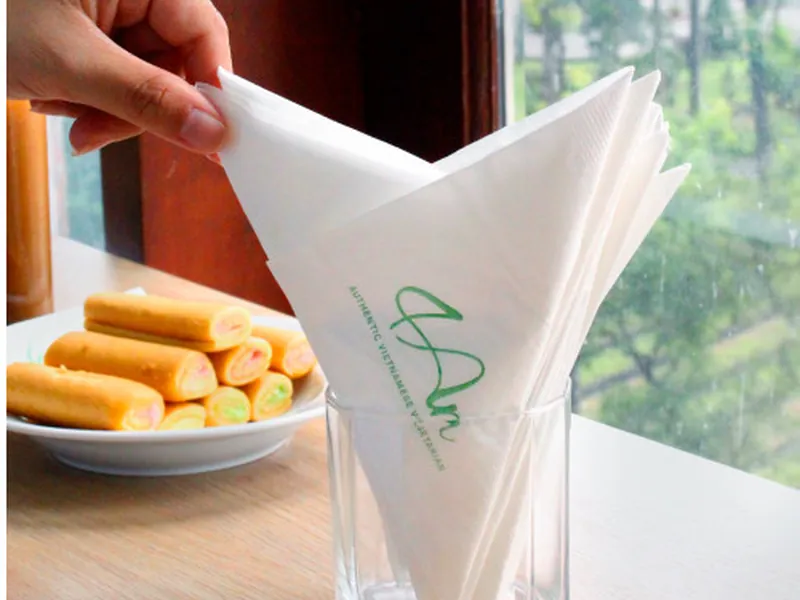 Khăn giấy lụa in logo cắm trong ly